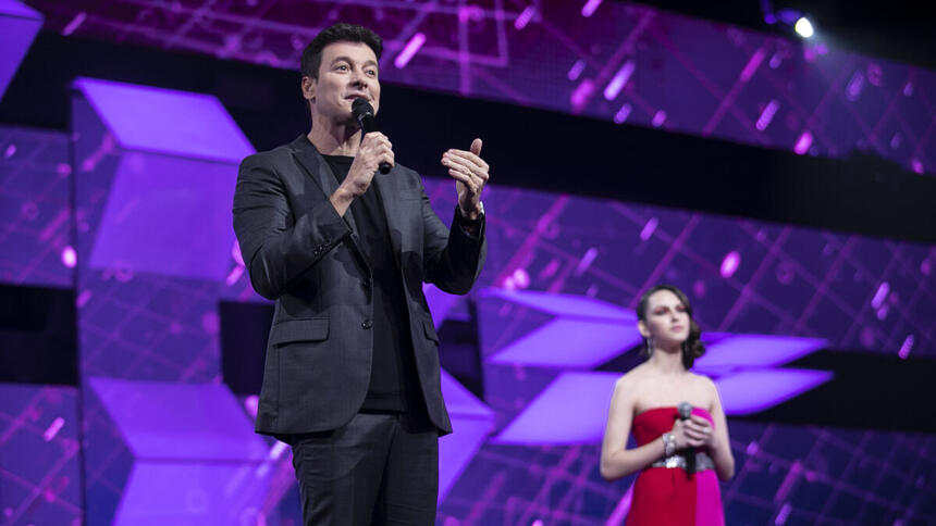 Rodrigo Faro nos estúdios do Canta Comigo Teen ao lado de Hadassa, após a apresentação da participante