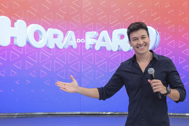 Rodrigo Faro em frente ao telão nos estúdios do Hora do Faro