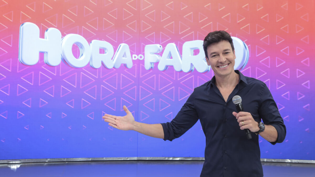 Rodrigo Faro em frente ao telão nos estúdios do Hora do Faro