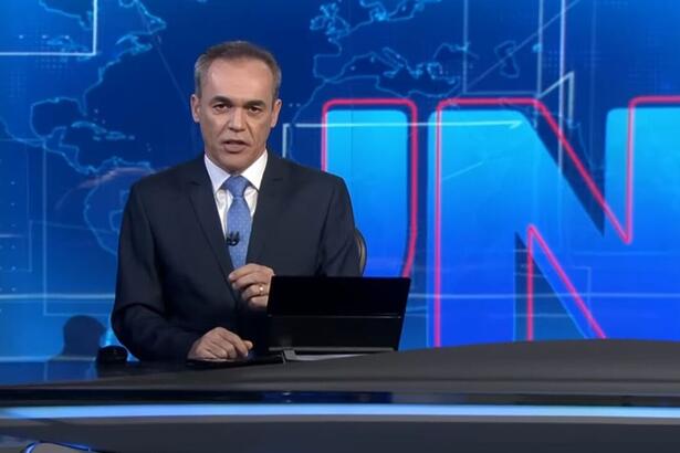 Sandro Dalpícolo na bancada do Jornal Nacional