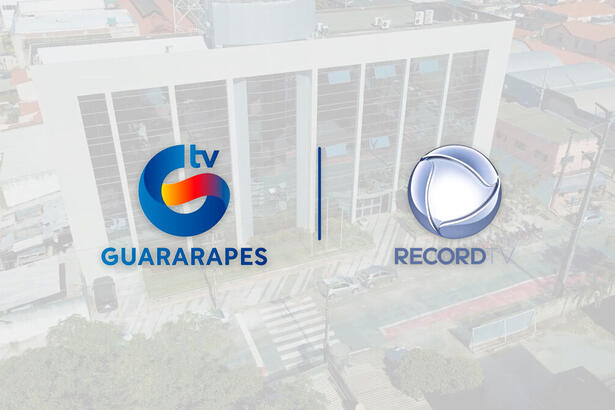 Montagem do logo da TV Guararapes e Record TV por cima da imagem área da sede da emissora