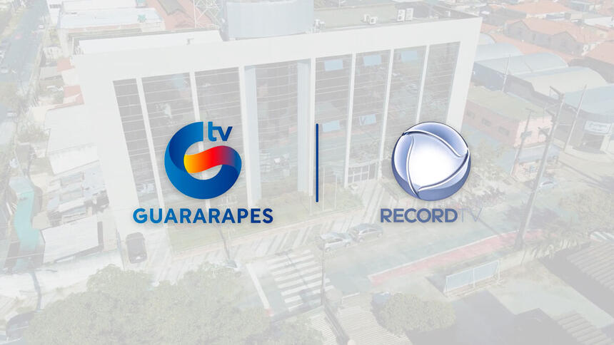 Montagem do logo da TV Guararapes e Record TV por cima da imagem área da sede da emissora