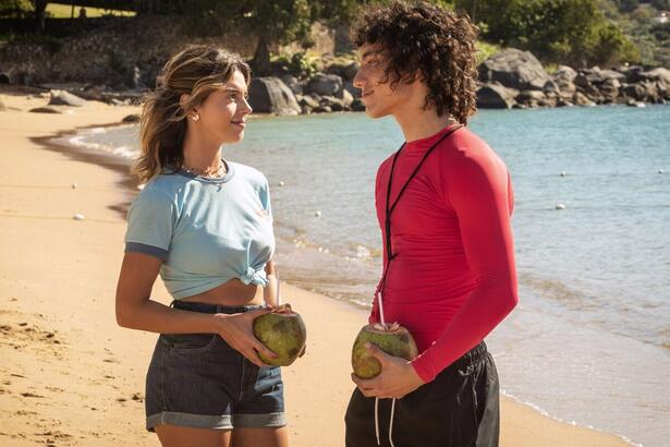 Giovanna Lancellotti e Jorge López em uma praia