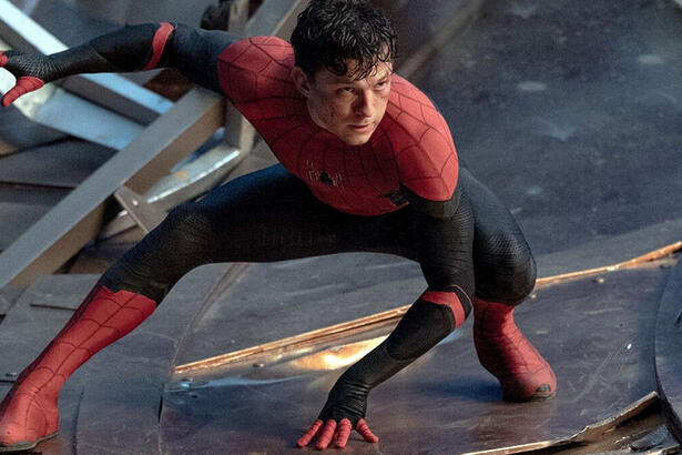 Tom Holland em cena como Homem-Aranha