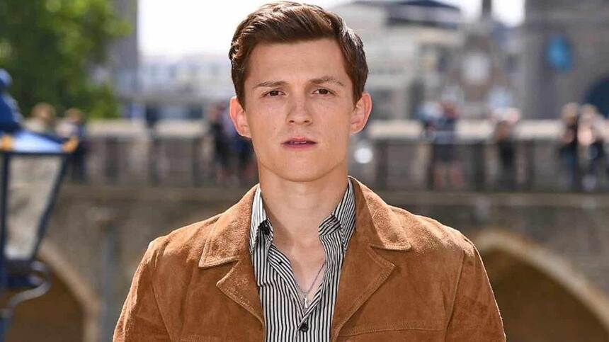 Tom Holland posa para foto com jaqueta marrom