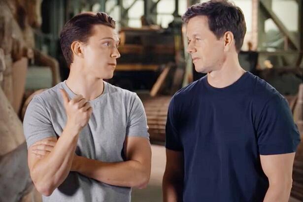 Tom Holland e Mark Wahlberg em cena do filme 'Uncharted: Fora do Mapa'