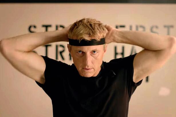 William Zabka posa para foto com faixa