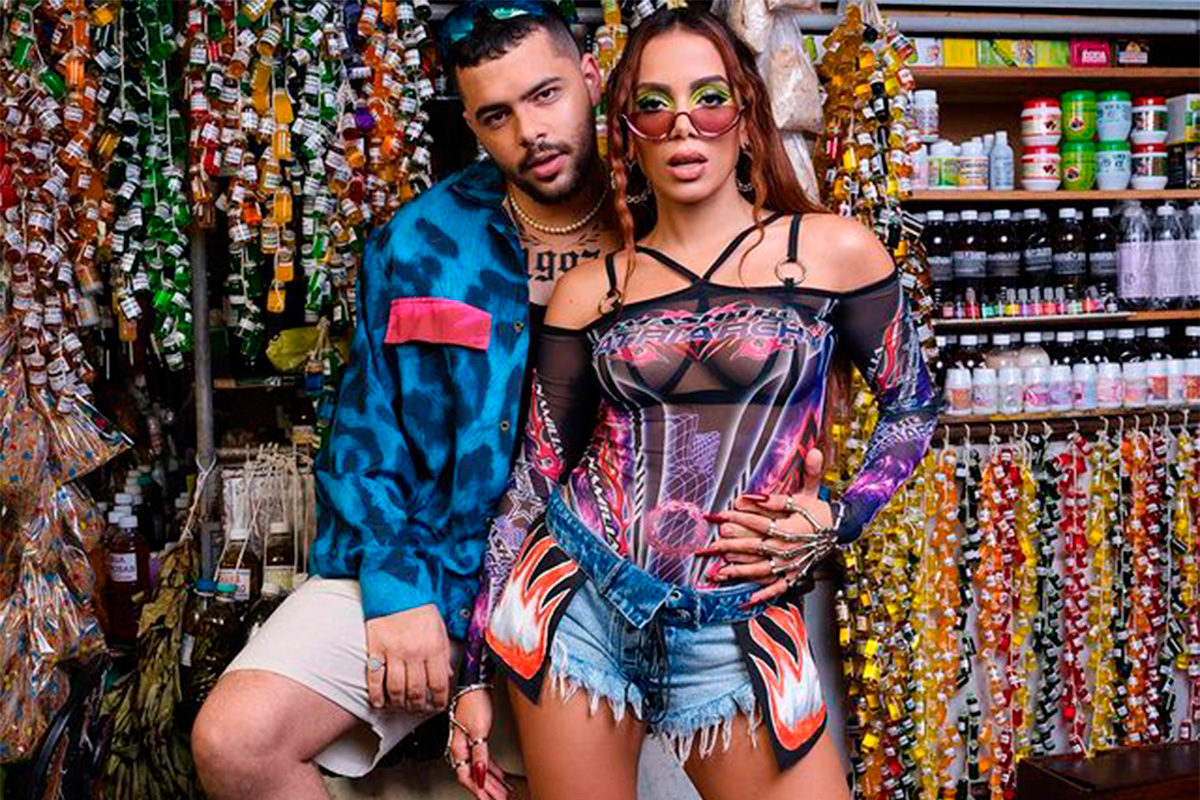 Pedro Sampaio e Anitta posam para foto em cena do clipe 'No Chão Novinha'