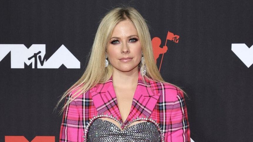 Avril Lavigne posa de terninho rosa