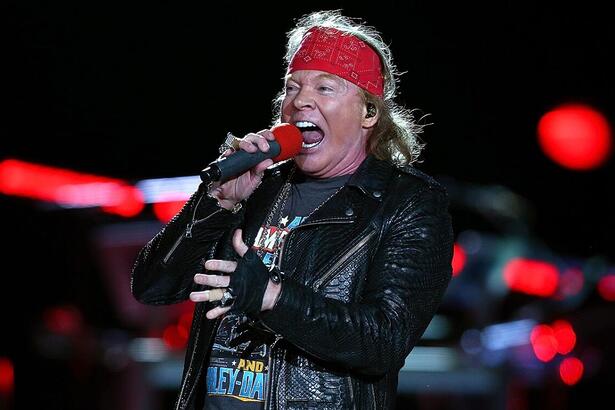 Axl Rose canta de forma expressiva em show, banda Guns N’ Roses está confirmada no Rock In Rio 2022