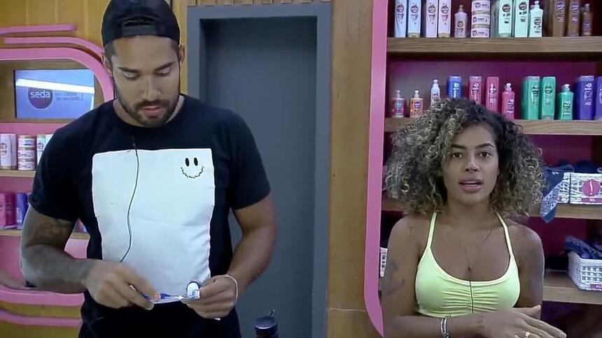 Bil fez críticas a Rico junto com MC Gui e Sthe na cozinha de A Fazenda 13. O ex-BBB afirmou que o peão muda de comportamento quando não é fazendeiro.