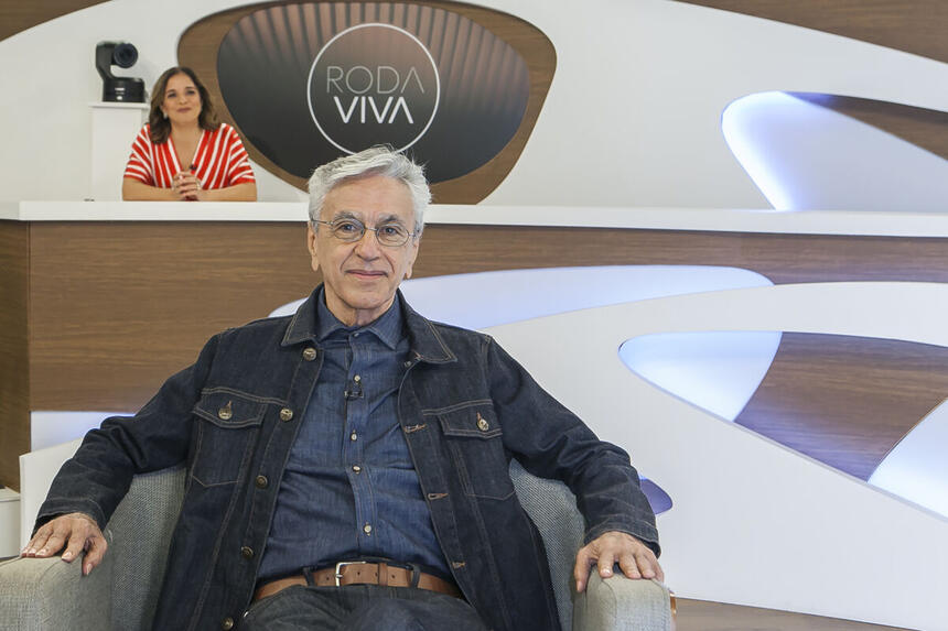 Caetano Veloso no palco do 'Roda Viva'