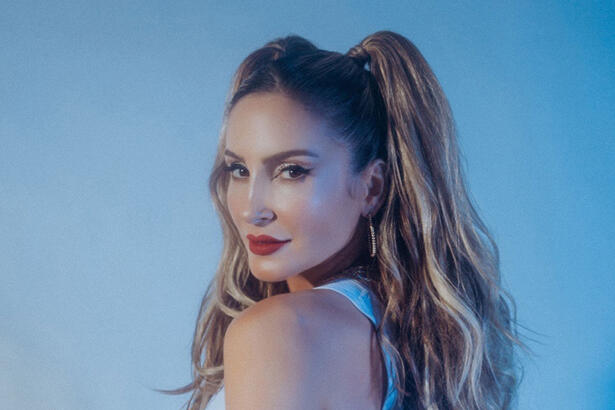 Claudia Leitte toda maquiada e com novo penteado