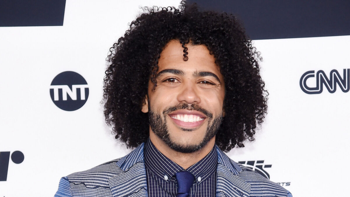 Daveed Diggs posa sorrindo para foto, ator protagoniza 'Expresso do Amanhã' na TNT