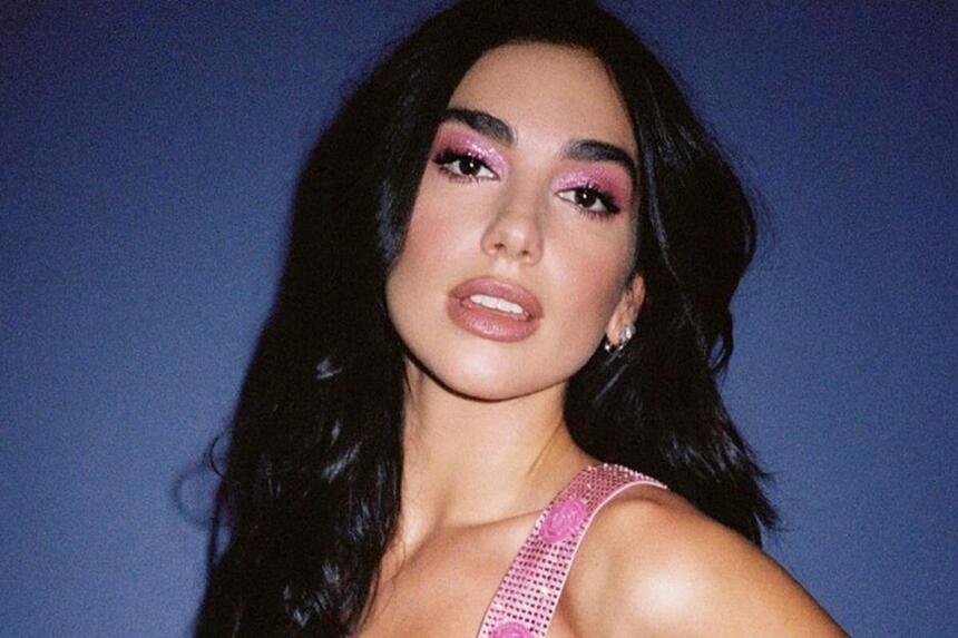 Dua Lipa de cabelo grande posa para foto