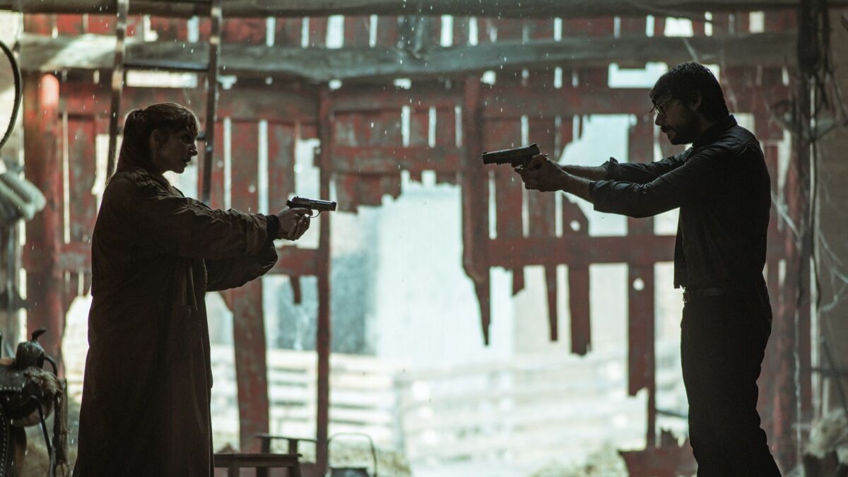 Inspetora Sierra (Najwa Nimri) aponta uma arma para a cabeça do Professor (Álvaro Morte) em 'La Casa de Papel'