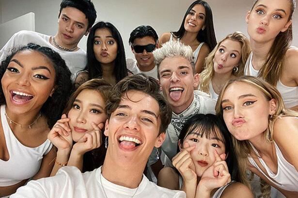 Now United - integrantes do grupo se vestem de branco