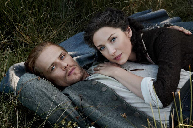 Sam Heughan e Caitriona Balfe em cena de Outlander