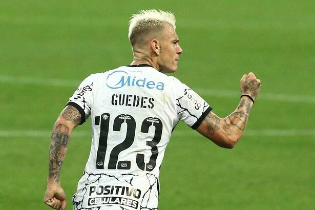 Jogador Roger Guedes comemorando um gol com a camisa do Corinthians