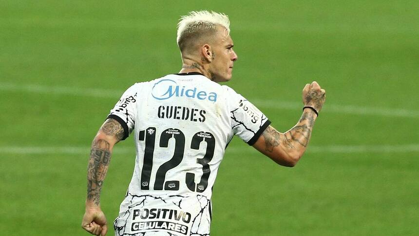 Jogador Roger Guedes comemorando um gol com a camisa do Corinthians