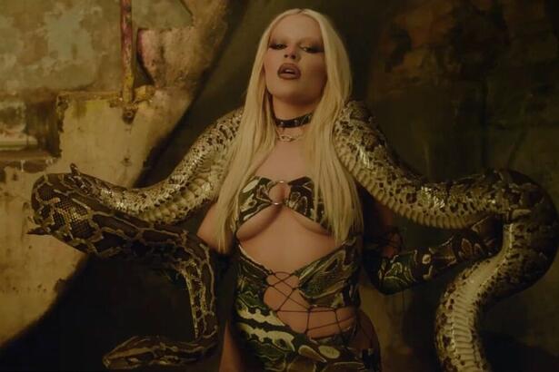 Luísa Sonza segura uma cobra no clipe de 'Anaconda'