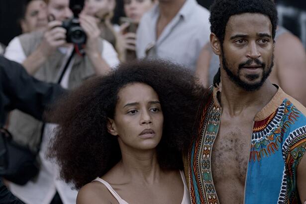 Taís Araújo e Alfred Enoch em cena do filme 'Medida Provisória'