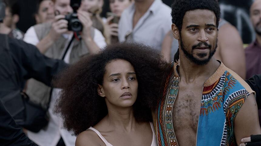 Taís Araújo e Alfred Enoch em cena do filme 'Medida Provisória'