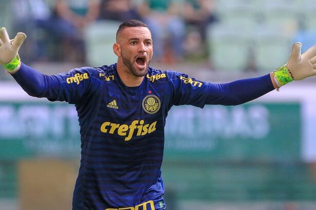 Goleiro Weverton, um dos principais jogadores do Palmeiras, em campo