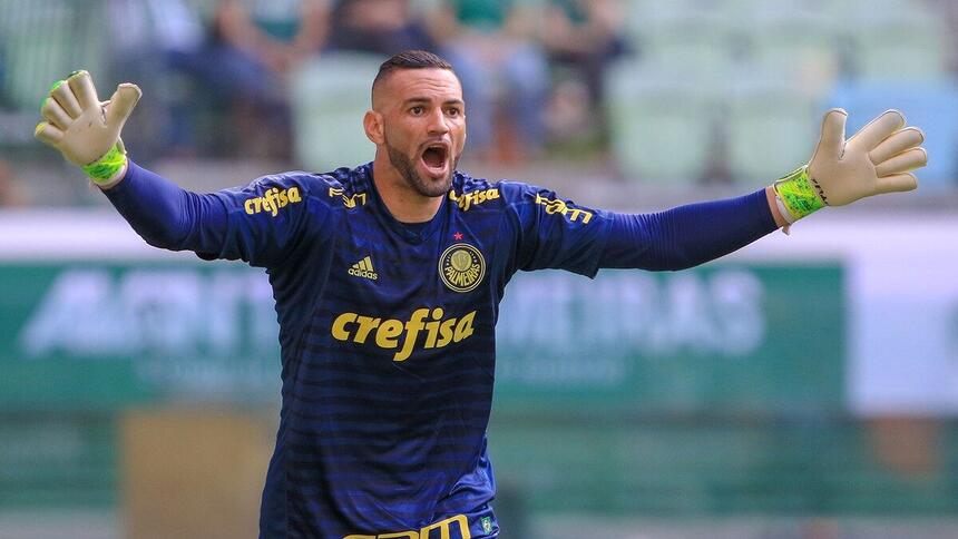 Goleiro Weverton, um dos principais jogadores do Palmeiras, em campo