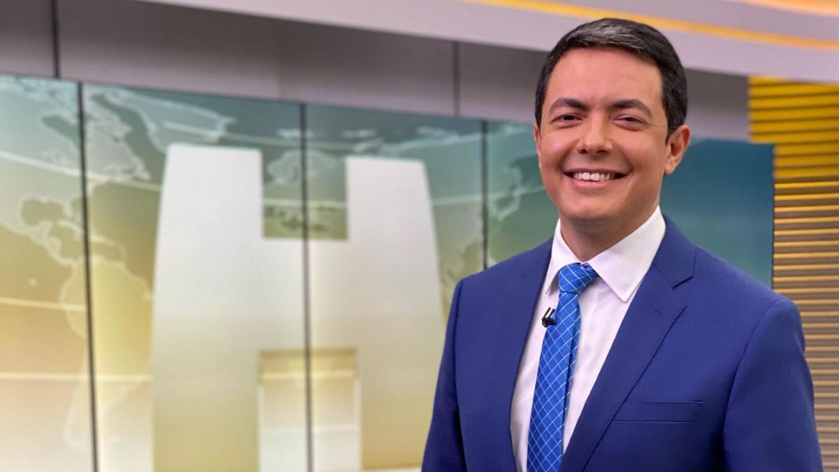 Alan Severiano nos estúdios do Jornal Hoje, em frente ao telão