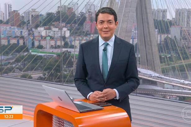 Alan Severiano sorrir após a exibição de uma reportagem no SP1 desta segunda-feira, 10 de janeiro de 2022