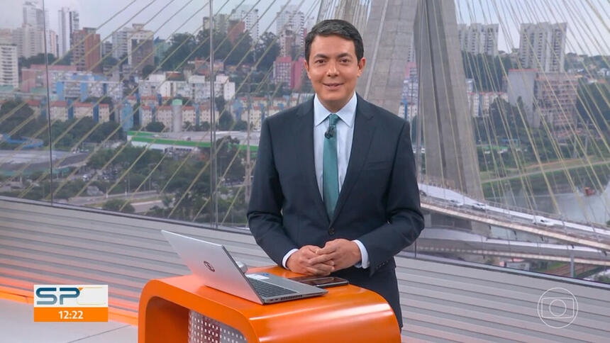 Alan Severiano sorrir após a exibição de uma reportagem no SP1 desta segunda-feira, 10 de janeiro de 2022