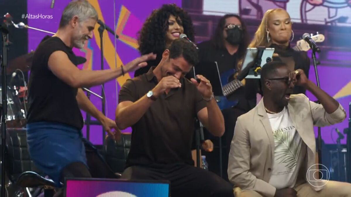 Reynaldo Gianecchini, Cauã Reymond e onathan Azevedo dançando no palco do Altas Horas - programa exibido em 22 de janeiro de 2022