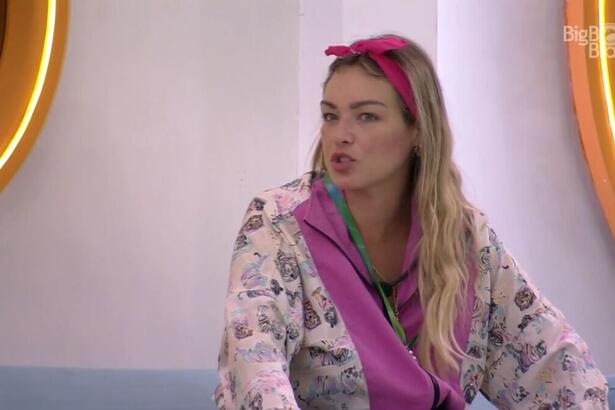 Bárbara na área externa do BBB 22