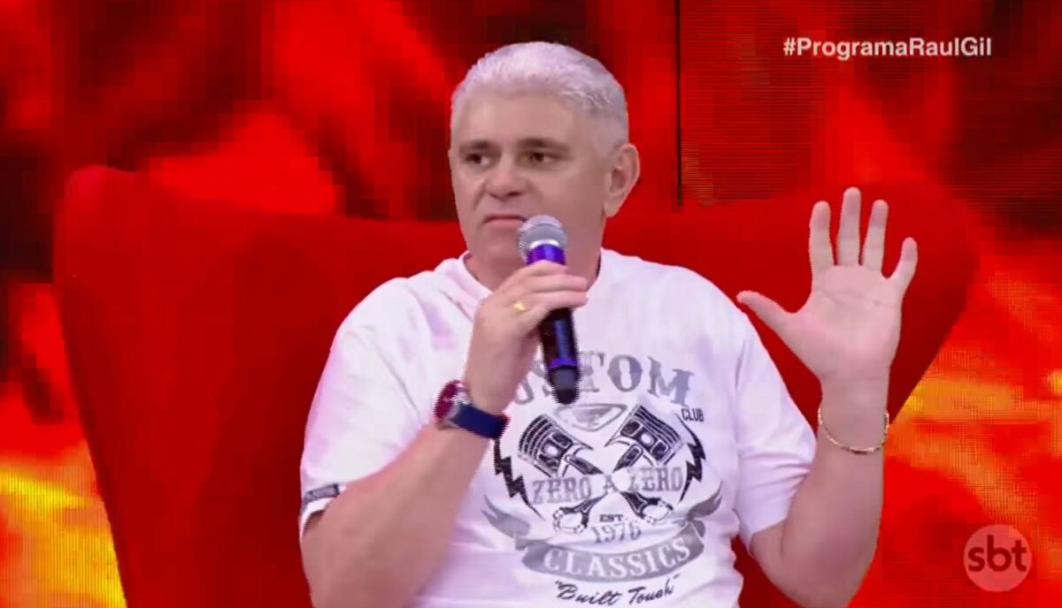 Batoré sentado na cadeira do quadro "Elas Querem Saber", nos estúdios do Prograna Raul Gil no SBT