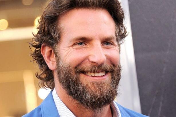 Bradley Cooper sorrindo para foto