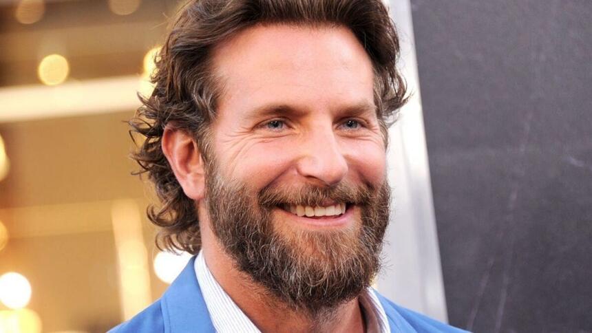 Bradley Cooper sorrindo para foto