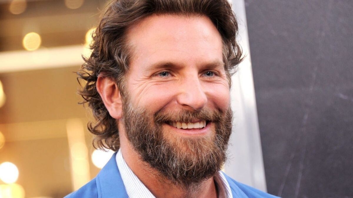 Bradley Cooper sorrindo para foto
