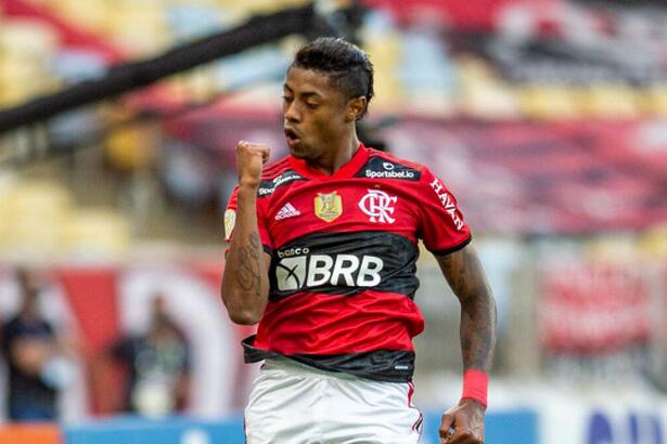 Bruno Henrique comemorando gol com a camisa do Flamengo