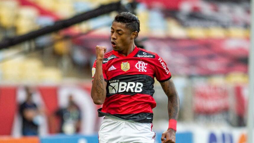 Bruno Henrique comemorando gol com a camisa do Flamengo