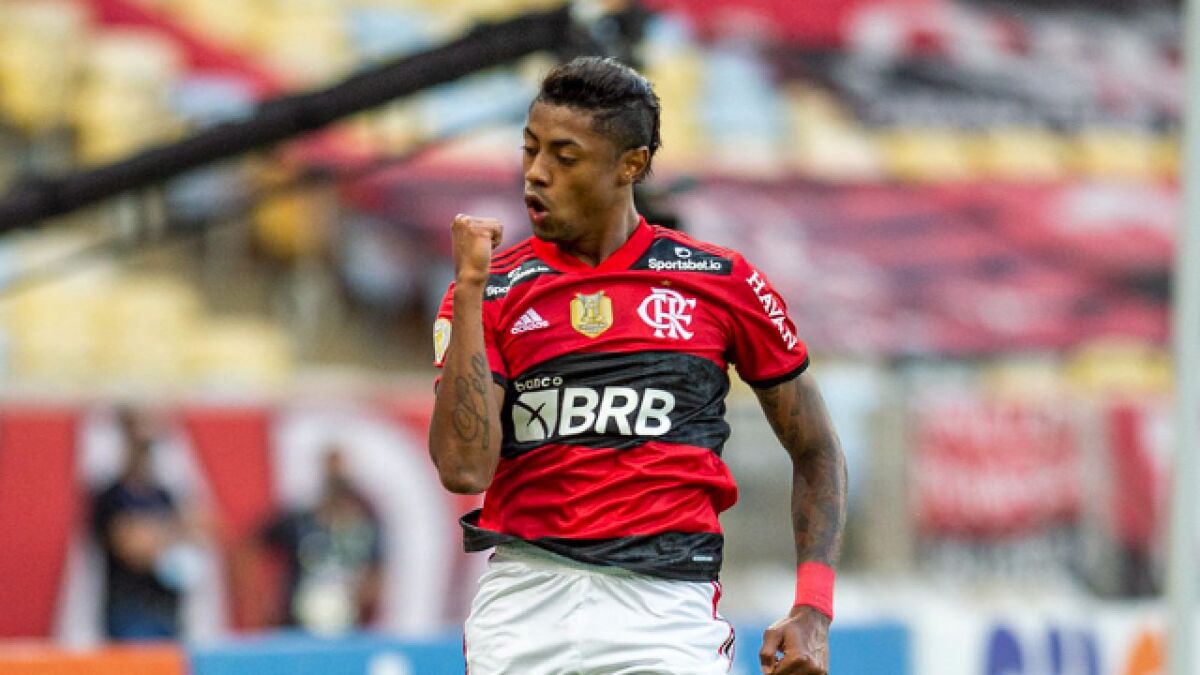 Bruno Henrique comemorando gol com a camisa do Flamengo