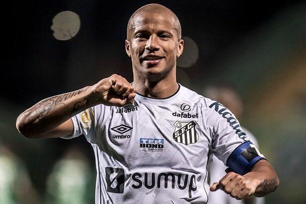 Carlos Sánchez comemorando gol com a camisa do Santos