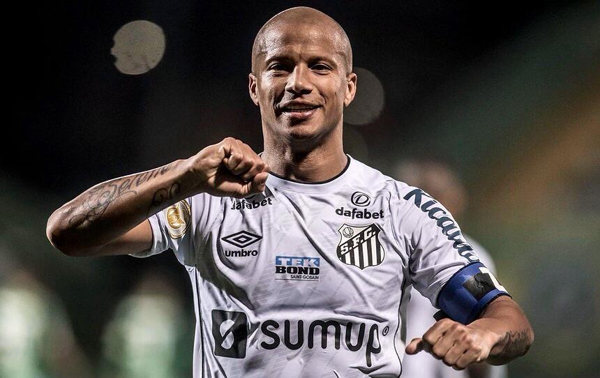 Carlos Sánchez comemorando gol com a camisa do Santos