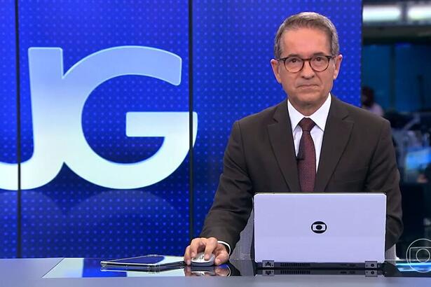 Carlos Tramontina sentado na bancada do Jornal da Globo