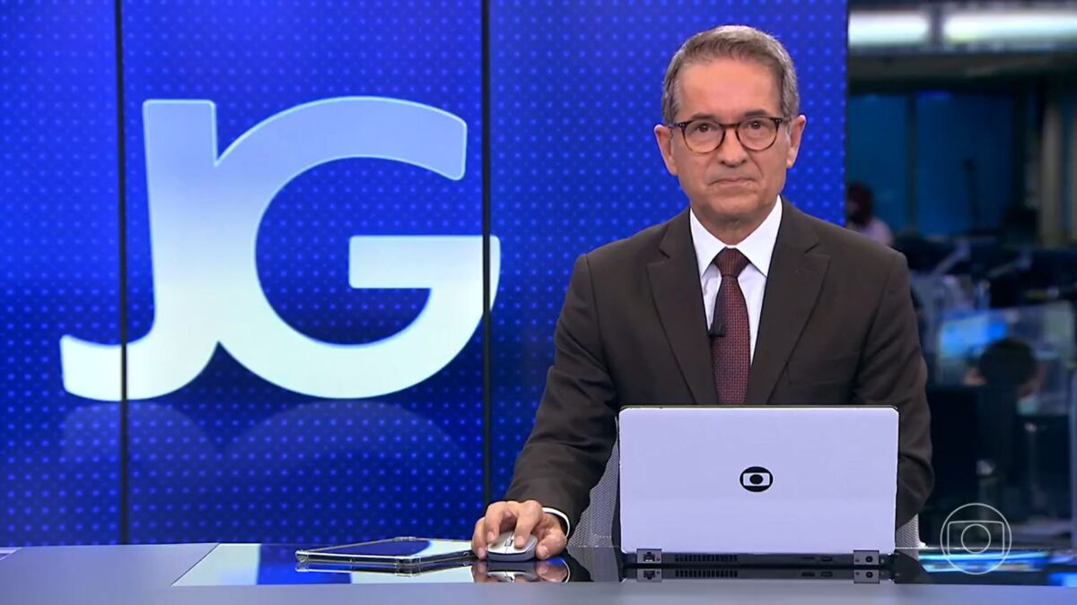 Carlos Tramontina sentado na bancada do Jornal da Globo