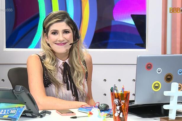 Dani Calabresa sorrindo em sua bancada na estreia do C.A.T BBB 22