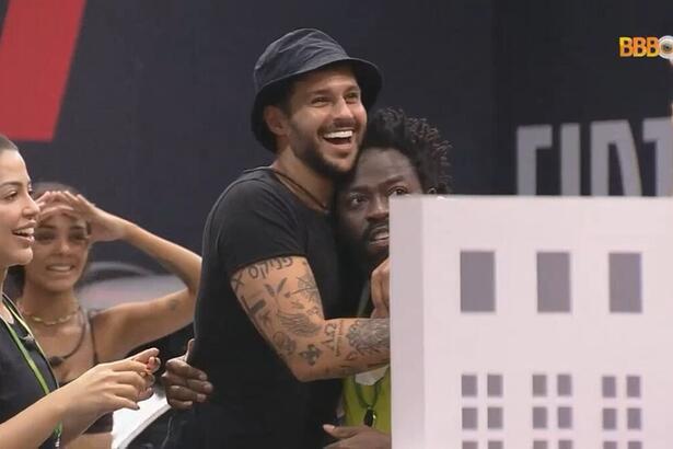 Douglas e Rodrigo comemorando vitória na superprova do BBB 22