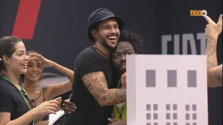 Douglas e Rodrigo comemorando vitória na superprova do BBB 22
