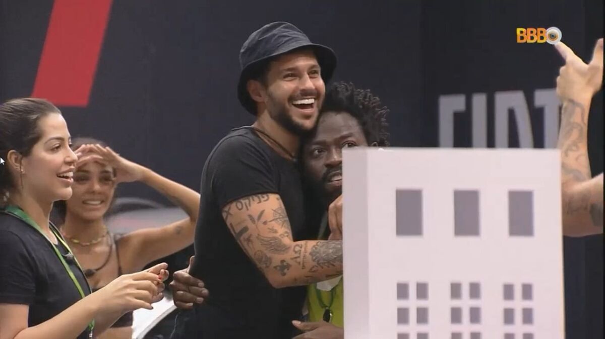 Douglas e Rodrigo comemorando vitória na superprova do BBB 22