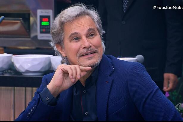 Edson Celulari com a mão no queixo no Faustão na Band